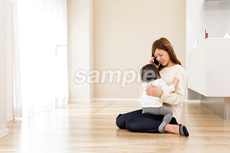 母親の膝に乗る赤ちゃん a0030016PH