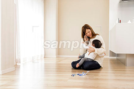 怒る悩む母親と抱っこされる赤ちゃん a0030018PH