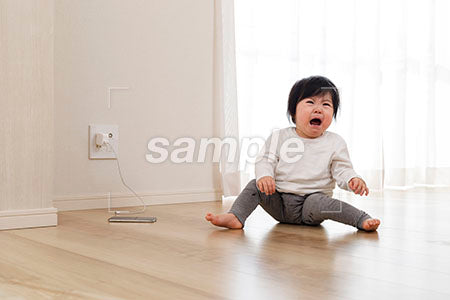 室内　泣く赤ちゃんとスマホ a0030039PH