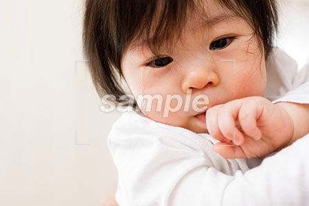 指をくわえる赤ちゃん a0030063PH