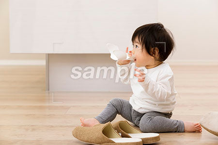 白い紙を食べる赤ちゃん a0030068PH