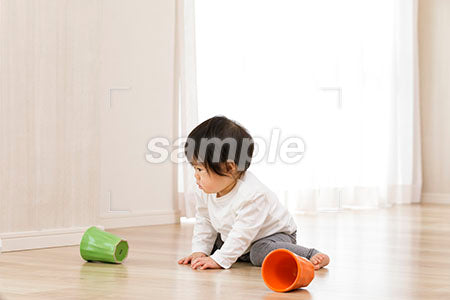 カラフルなコップを倒して遊ぶ赤ちゃん a0030082PH