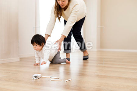 床を這う赤ちゃん a0030094PH