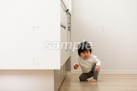 キッチンで膝を立てる女の赤ちゃん a0030100PH