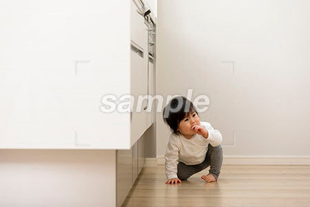 キッチンで膝を立てる赤ちゃん a0030101PH