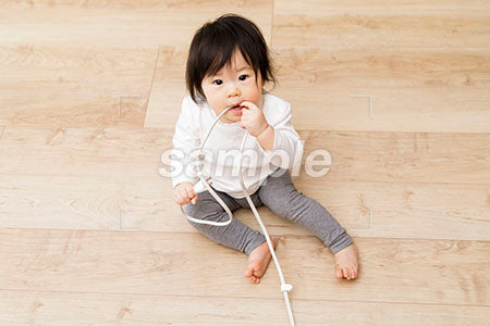 電源コードを食べる赤ちゃん a0030109PH