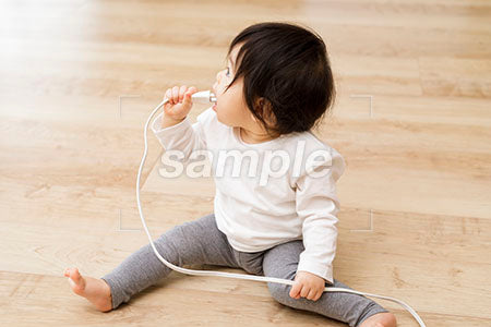 電源プラグを食べる赤ちゃん a0030112PH