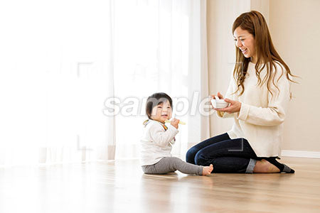 笑顔で食事をする赤ちゃん a0030169PH