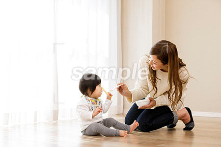 赤ちゃんにご飯をあげようとする母親 a0030175PH