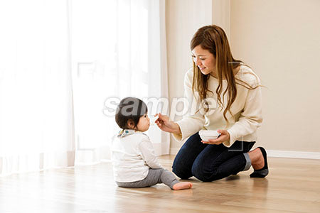 赤ちゃんにご飯をあげようとするママ a0030176PH