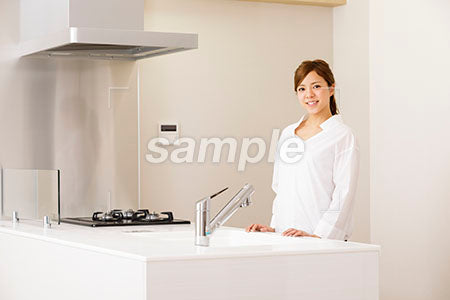 キッチンで微笑む女の人 a0030194PH