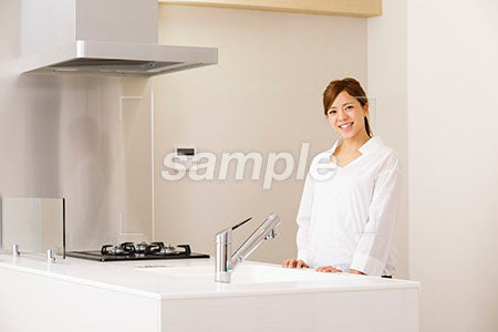 若い妻、台所で微笑むシーン a0030196PH