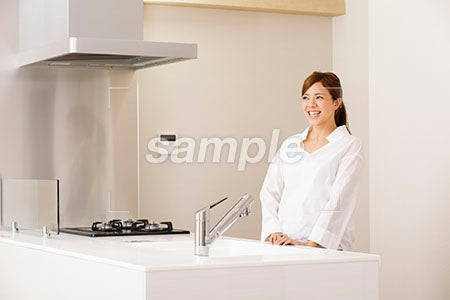 台所で笑う女性 a0030197PH