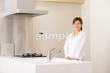 キッチンで笑う女性 a0030198PH