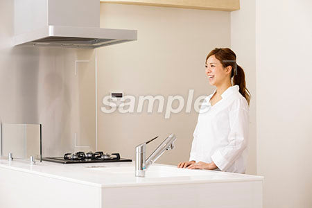 女性がキッチンで笑う a0030199PH
