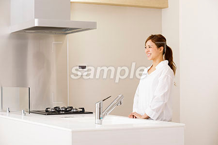 キッチンで笑顔の女性 a0030200PH
