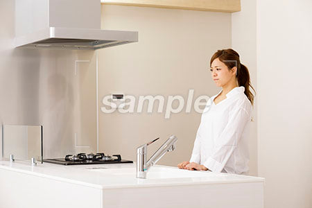 台所で悲しい表情の女性 a0030202PH