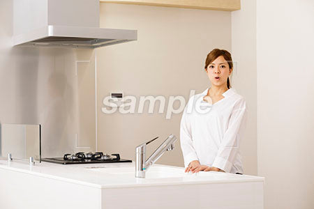 女性がキッチンで驚く a0030213PH