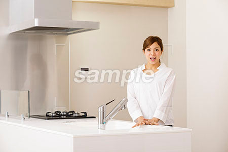キッチンで驚く女性 a0030215PH