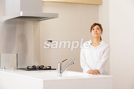 キッチンで悩む女性 キッチンで考える a0030217PH