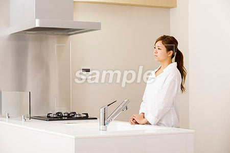 キッチンで悩む、考える女性 a0030227PH