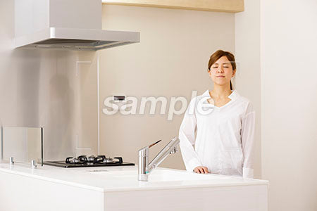 台所で目を閉じて瞑想する母親 a0030228PH