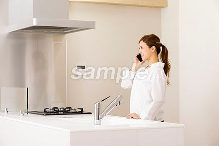 キッチンで電話する女の人 a0030234PH