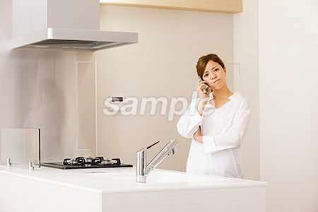 キッチンで電話する女性 a0030260PH