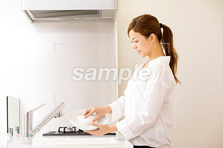 白いキッチンで皿を洗う横顔 a0030270PH