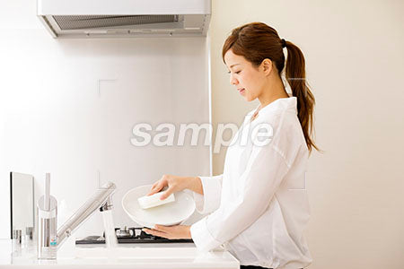お皿を洗う母親の横顔 a0030271PH