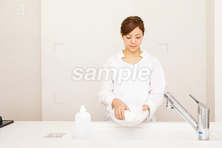 白いキッチンでお皿洗いする女性 a0030274PH