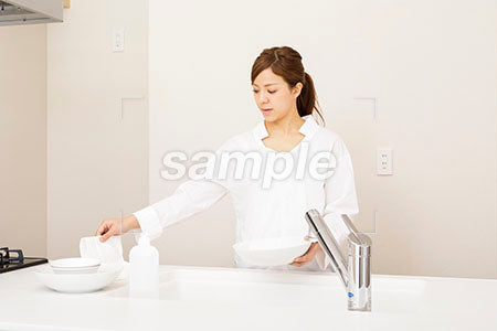 皿洗いする若い女性 a0030275PH