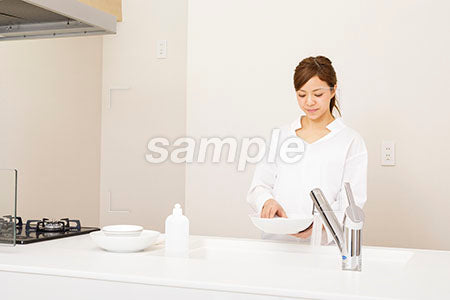 白いキッチンで皿洗いする女性 a0030277PH