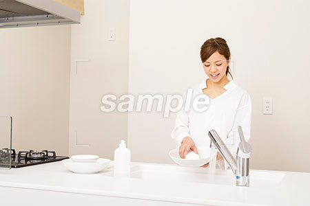 皿洗いする若いママ a0030279PH