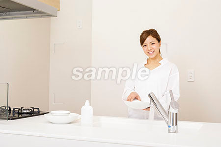 お皿洗いする女性 a0030280PH