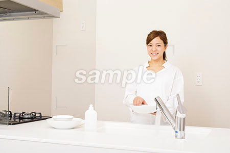 白いキッチンで皿洗いする女性 a0030281PH