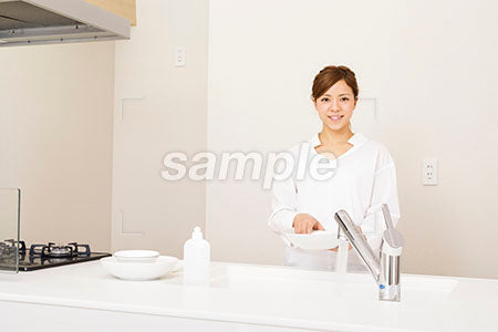 キッチンでお皿を洗う女性 a0030282PH