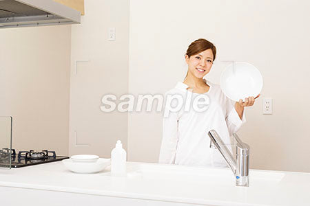 お皿を見せて笑顔の女性 a0030283PH