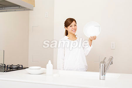 家で皿を見せて笑うママ a0030285PH