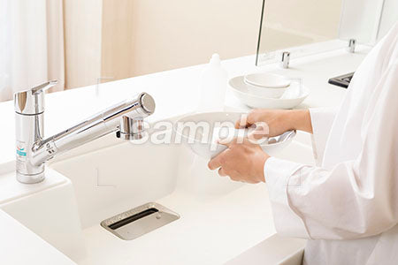 皿を洗う手元シーン a0030286PH