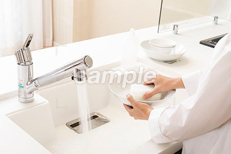 皿を洗う女性の手元 a0030287PH
