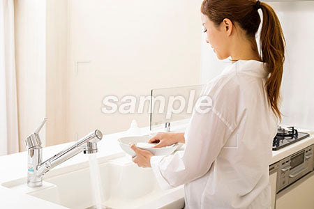 皿を洗う女性の後ろ姿 a0030288PH