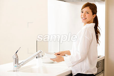 皿を洗いながら笑う若い母親 a0030292PH