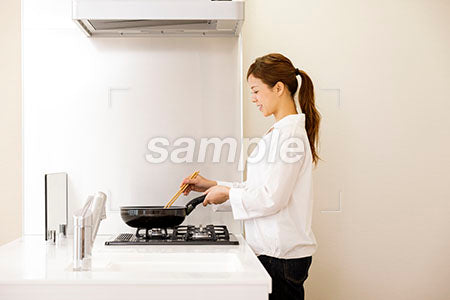 自宅で料理をする女性 a0030295PH