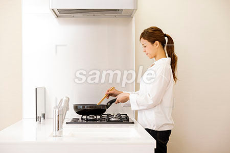 家庭で料理をする女性の横顔 a0030296PH
