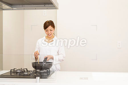 お料理をする、フライパンを持つ女性 a0030305PH