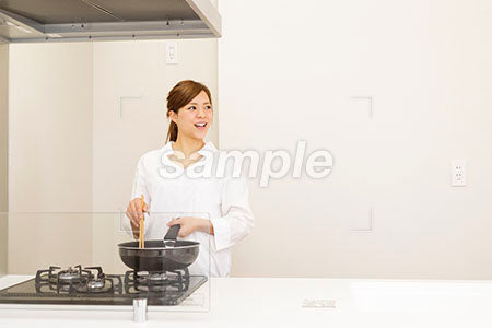 フライパンで料理をしている女性 a0030311PH