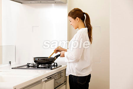 料理をする女性 料理をする横顔 a0030314PH