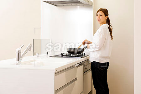 料理をする女性 料理をしながら横を見て驚く a0030318PH