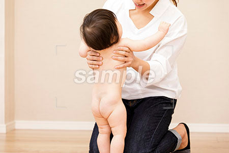 おむつの赤ちゃんを抱っこする母親 a0030319PH